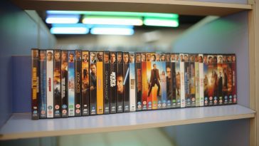 Une collection de pochettes de DVD de films célèbres disposées côte à côte.