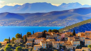 Un panorama des quatre villages pittoresques de Provence-Alpes-Côte d'Azur, nichés entre montagnes et mer Méditerranée.