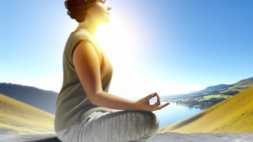Une personne en position de méditation avec un paysage paisible en arrière-plan.