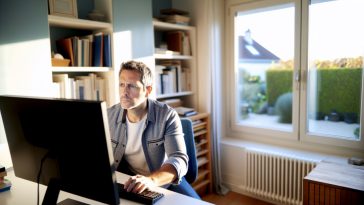 Une personne regardant son compte bancaire sur son ordinateur.
