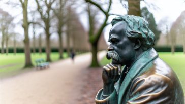 Une statue de Friedrich Nietzsche en pensée profonde.