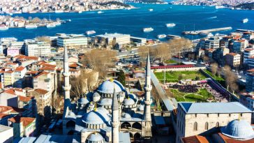 Une vue aérienne d'Istanbul avec le Bosphore, la Mosquée Bleue et la Tour de Galata visibles.