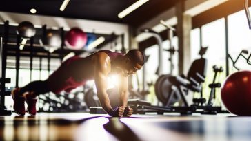 Une personne en train de faire l'exercice de la planche dans une salle de sport.