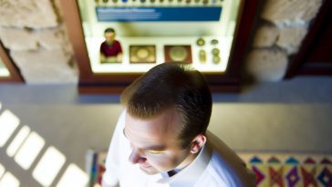 Une vue aérienne de la tête d'un homme, montrant ses cheveux et le sommet de son crâne.