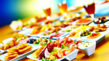 Un assortiment de plats et spécialités culinaires de différents pays présentés sur une table.
