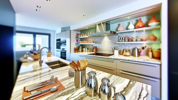 Une cuisine moderne et élégante avec des comptoirs en marbre brillant et des ustensiles de cuisine bien rangés.