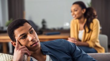 Attention, votre homme se prend trop la tête ! Les 9 signes qui ne trompent pas