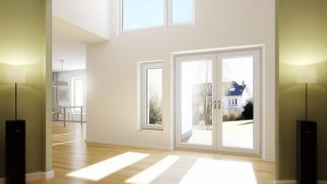 Un intérieur de maison lumineux et aéré avec de grandes fenêtres laissant entrer la lumière du jour.