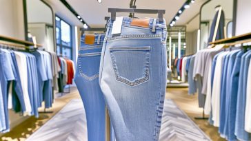 Le jean idéal après 50 ans : allier confort, élégance et mise en valeur de la silhouette