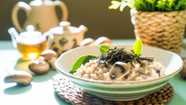 Un plat de risotto crémeux aux champignons garni de feuilles de thé Earl Grey.