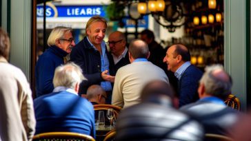 Un homme souriant et touché, recevant un message affectueux sur son téléphone portable.