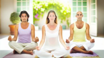 Trois personnes en position de méditation, symbolisant la patience et la sérénité.