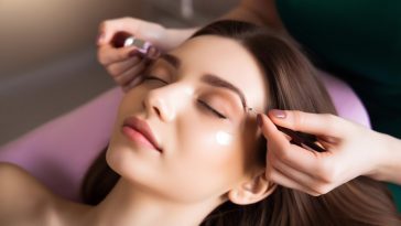 Paupières tombantes ? 5 astuces naturelles pour raffermir votre regard et retrouver une mine éclatante !