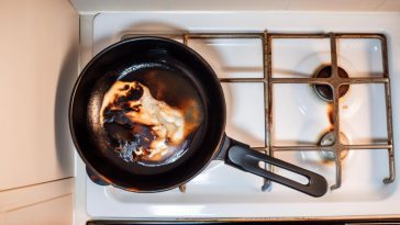 Casseroles brûlées : découvrez 6 astuces naturelles pour les nettoyer et les récupérer