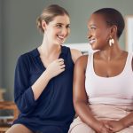 Faire comprendre à l'autre qu'il vous plaît : un art subtil à maîtriser