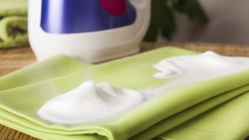 Enlever naturellement les taches de moisissure sur du tissu : les solutions efficaces et écologiques à connaître