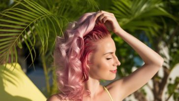 Comment préserver l'éclat de votre coloration pendant les vacances ?