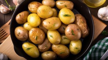Le secret des pommes de terre rôties au beurre d'ail et à la ciboulette : un plat simple et économique pour régaler les papilles