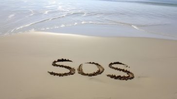 SOS écris dans le sable