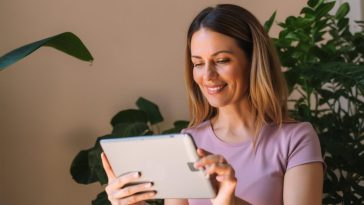 Femme qui lis un article sur tablette
