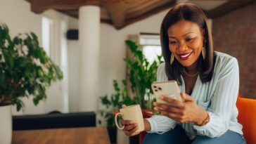 Femme qui lis un article sur telephone