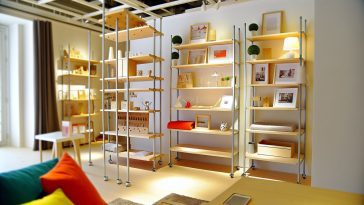 Plusieurs étagères IVAR d'IKEA arrangées de manière créative et utilisées de différentes manières dans un intérieur bien décoré.