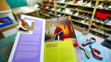 Des semelles de chaussures abîmées à côté d'outils de réparation comme de la colle et un pinceau.
