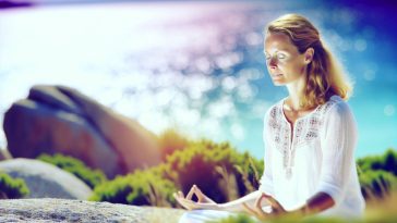 Une femme en pleine méditation, entourée d'une aura de sérénité et de calme.