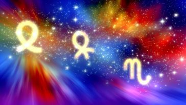 Trois symboles de signes du zodiaque brillant sur un fond de ciel étoilé.