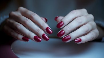 beaux ongles rouges mains