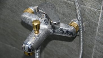 Oubliez les produits chimiques : 7 astuces naturelles qui vont redonner éclat à vos robinets en un clin d’œil !