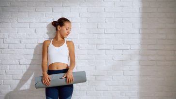 Pilates au mur, l’exercice qui fait fondre la graisse abdominale en un rien de temps !