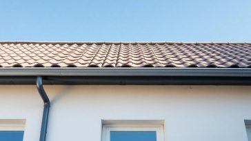 Comment éviter les traces noires sur vos murs : solutions pratiques pour gouttières et tuiles