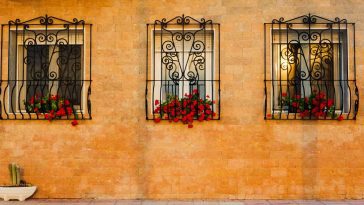 Pourquoi ces grilles sont bombées vers l’extérieur ? La réponse va vraiment vous étonner