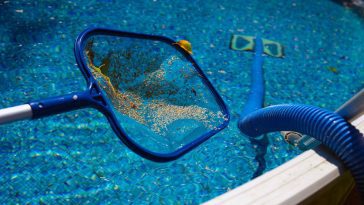 Pollen dans la piscine : ces 7 astuces imparables vont transformer votre eau en miroir
