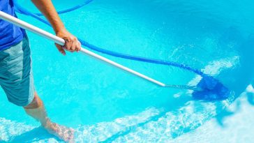 Sable dans la piscine : voici des gestes simples pour le retirer sans galérer tout l’après-midi