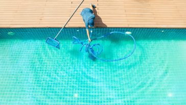 Se baigner pendant l’entretien de la piscine : une pratique risquée ou totalement sans danger ?