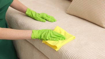 Votre canapé est sale et taché ? Voici la méthode imparable pour le rendre impeccable rapidement !