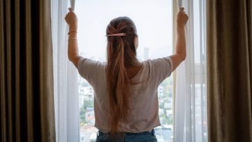 Le geste oublié du matin qui empêche la chaleur d’envahir votre maison toute la journée