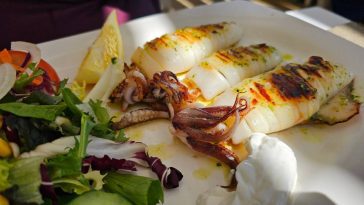 Cette astuce transforme une simple seiche grillée en festin méditerranéen irrésistible