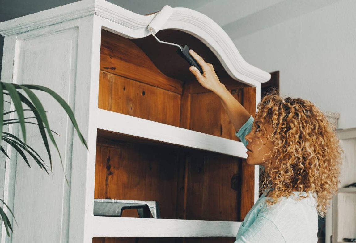 Vous n'allez pas croire cette astuce géniale qui permet de repeindre n'importe quel vieux meuble sans le moindre ponçage fastidieux