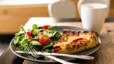 La tarte aux courgettes poêlées devient virale grâce à cette recette astucieuse que même les débutants réussissent parfaitement