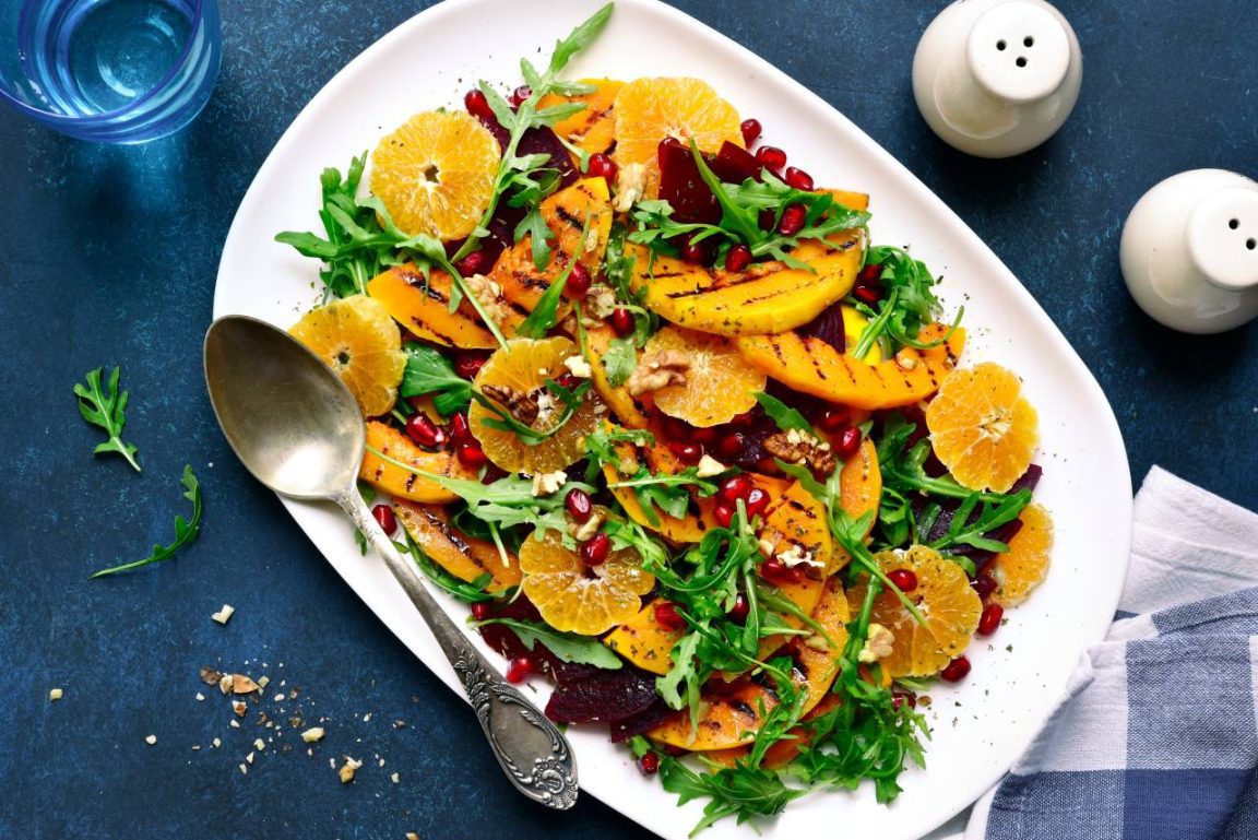 Cette salade tiède aux agrumes apporte une explosion de saveurs même au cœur de l’hiver