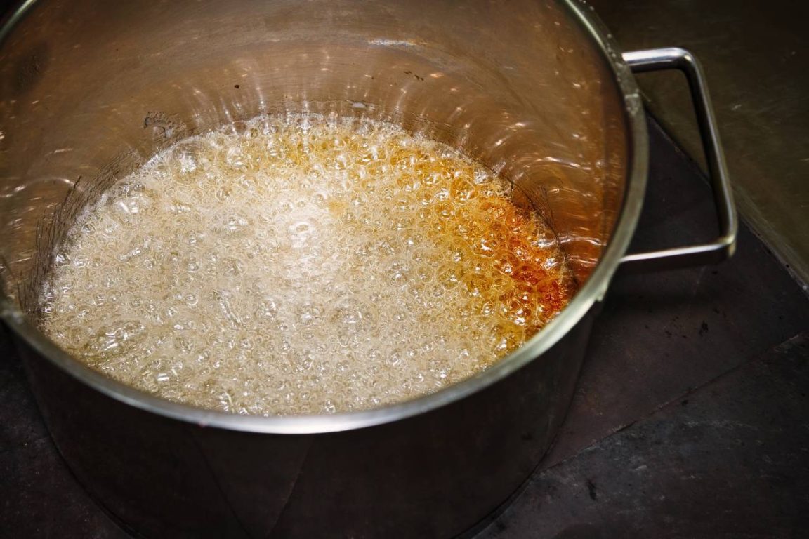 Le secret pour réussir un caramel parfait sans jamais le brûler dans la casserole