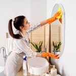 Nettoyer un miroir sans laisser de traces : toutes les astuces qui marchent vraiment