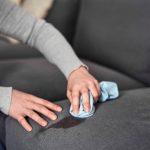 Taches sur le canapé ? Cette méthode de grand-mère fait des miracles sans l’endommager