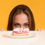 Adieu les fringales : ces techniques naturelles aident à apaiser les envies sucrées durablement