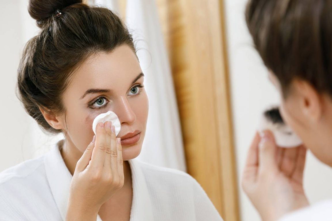 Enlever son mascara waterproof sans abîmer ses cils : tout ce qu'il faut savoir