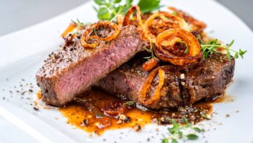 Voici comment réussir un steak fondant aux oignons digne d’un vrai bistrot