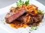 Voici comment réussir un steak fondant aux oignons digne d’un vrai bistrot